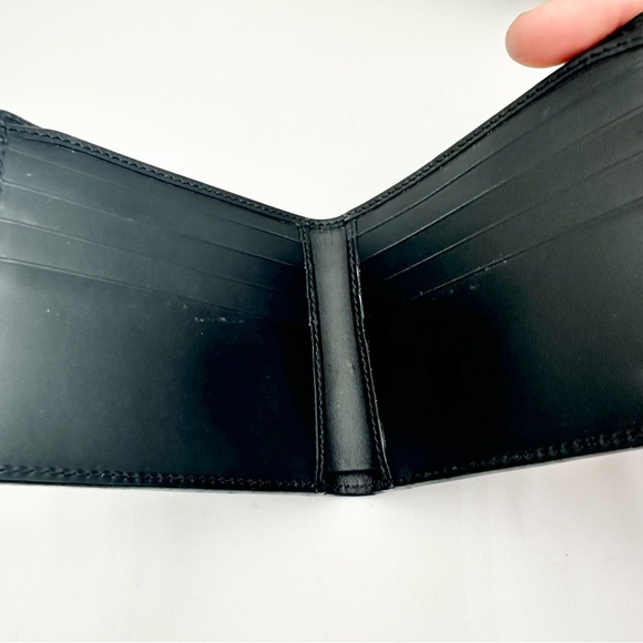 Gucci Supreme Bi fold Wallet - Picture 4 of 5